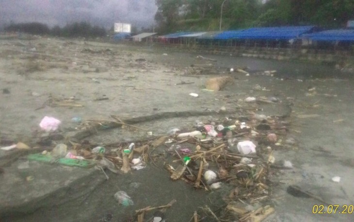 Sampah nampak berserak di sekitar Pantai Jakat Bengkulu