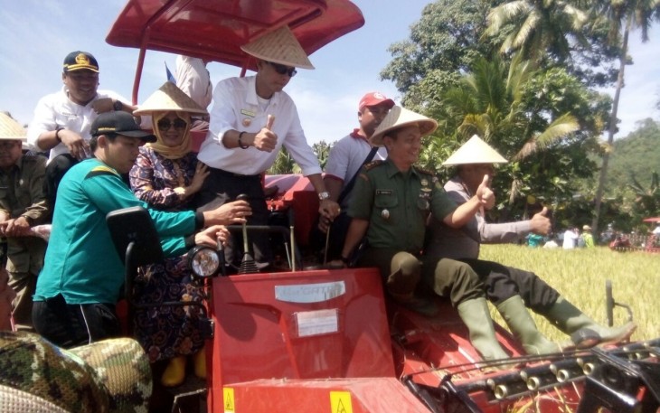 Bupati Gusril Fauzi, S.Sos saat memberikan sejumlah bantuan ke kelompok tani (Poktan) di Kabupaten Kaur secara simbolis. 