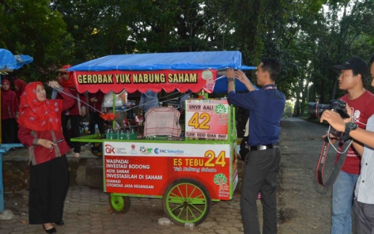 Gerobak "Yuk Nabung Saham" menghiasi Taman Remaja Kota Bengkulu