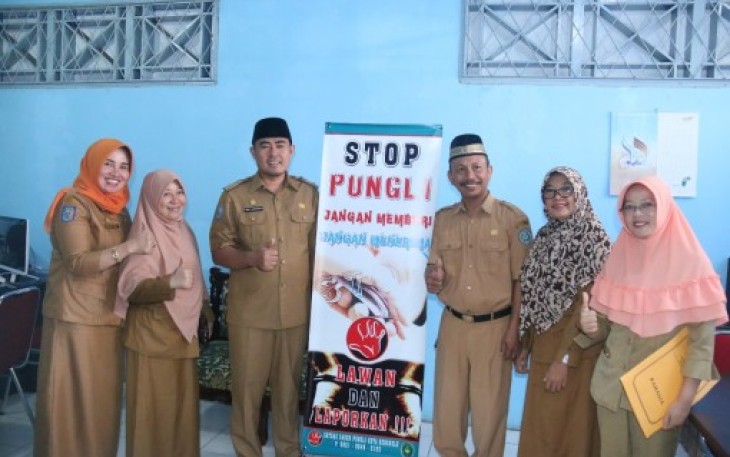 Inspektur Pembantu Wilayah III Inspektorat Kota Bengkulu Yenni Safarina SP MM Memasang Banner Di Dinas Komunikasi, Informatika dan Persandian Kota Bengkulu