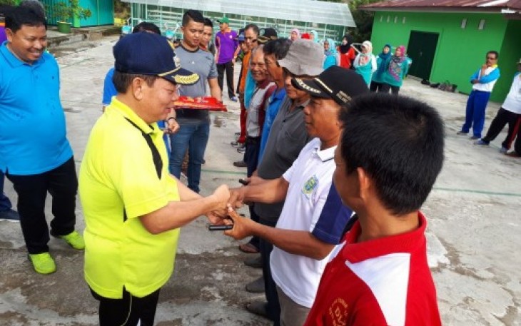 Pejabat Wali Kota Berikan Bantuan Handtractor