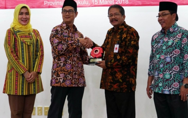 Penyerahan cinderamata PENDIDIKAN