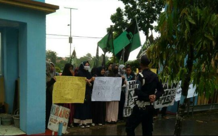 Para kader HMI saat gelar aksi unjuk rasa di Depan Gerbang Kampus IAIN Bengkulu, Kamis (29/03/2018)