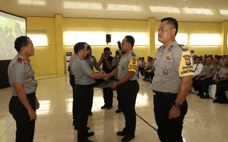 Kapolri saat menyempatkan diri memberikan Penghargaan secara langsung kepada dua orang Bhabinkamtibmas Polda Bengkulu. Foto (tribratanewsbengkulu.com)