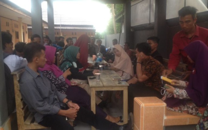 Pengurus HMI komisariat IAIN Bengkulu, rapat seusai stand pendaftaran LK dibubarkan.