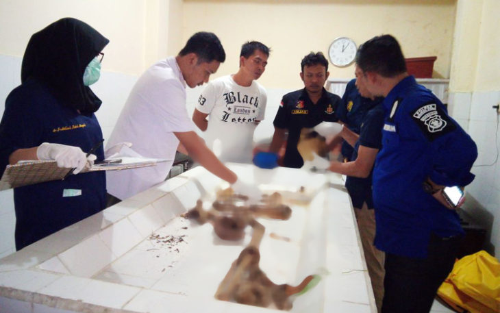 Pihak kepolisian saat melakukan identifikasi forensik kerangka manusia yang ditemukan