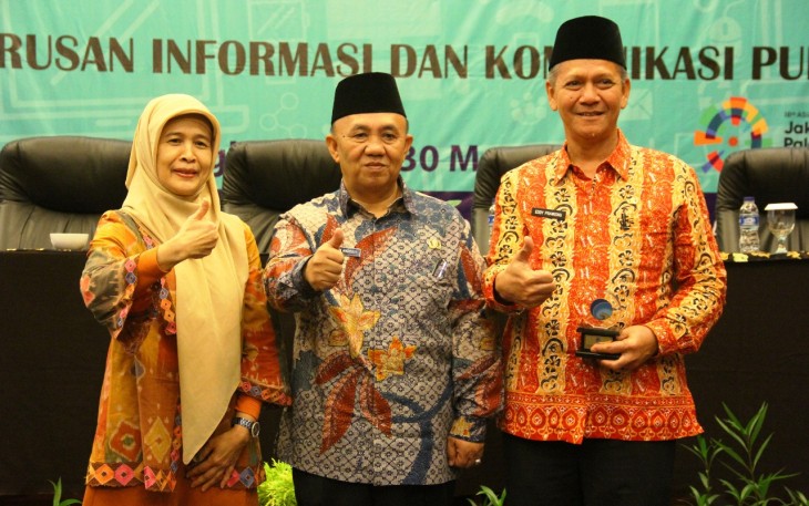 Sekretaris Daerah Provinsi Bengkulu Nopian Andusti Foto Bersama  Kasubdit Tata Kelola Komunikasi Publik Helmi Hafid