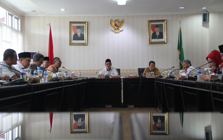 Pemerintah Provinsi Bengkulu yang diwakili oleh Asisten III Setda Provinsi Bengkulu Gotri Suyanto melakukan pertemuan dalam rangka Rapat Kerja DPD RI terkait masalah Dampak Lingkungan Pembangunan PT. PGE.