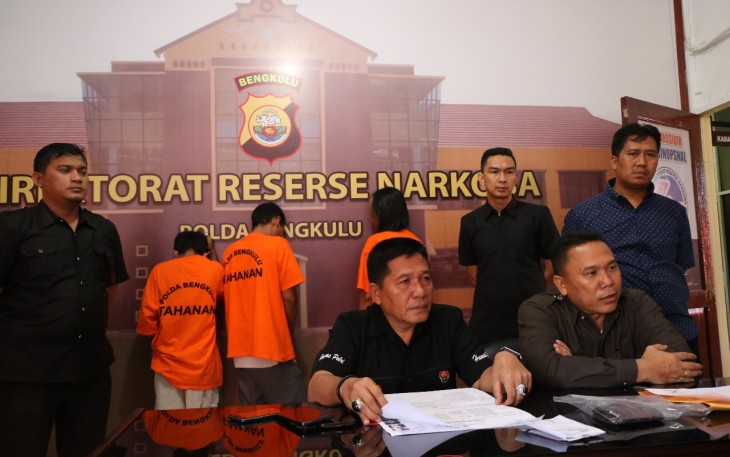 Kompol Simaremare kasubdit II Dit Resnarkoba Polda Bengkulu yang didampingi Kasubbid Penmas Bid Humas Polda Bengkulu Kompol Mulyadi pada saat Press Conference, Kamis (15/03/2018). Foto (Tribratanewsbengkulu.com)