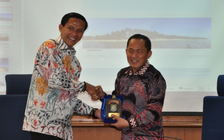Bupati Kaur Gusril Fauzi bersama Rekor ITB menandatangani MoU