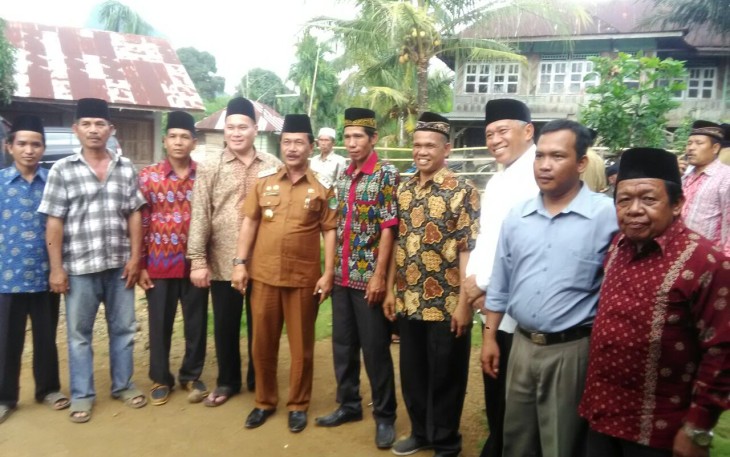 Bupati Bengkulu Tengah Ferry Ramli Foto Bersama dengan Keluarga Besar Raden Sandang DAERAH