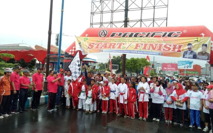 Pejabat Wali Kota Bengkulu  Melepas Peserta Jalan Sehat