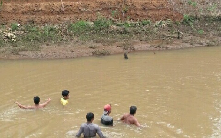 Pencarian korban yang tewas tenggelam di saluran irigasi