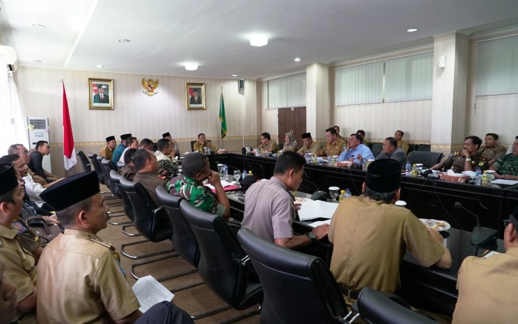 Didampingi Dirjen Administrasi Kewilayahan Kemendagri RI Eko Subowo, Plt Gubernur Bengkulu Rohidin Mersyah pimpin Rapat bersama, Forkopimda Provinsi Bengkulu, Bupati Lebong, Bupati Bengkulu Utara.