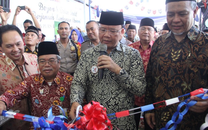 Pemotongan pita diresmikannya 212 Mart di Bengkulu.