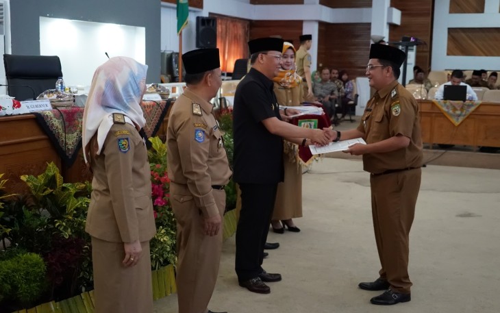 Plt Gubernur menyerahkan secara simbolis SK kenaikan Pangkat PNS periode April 2018 dan Sk pensiun.