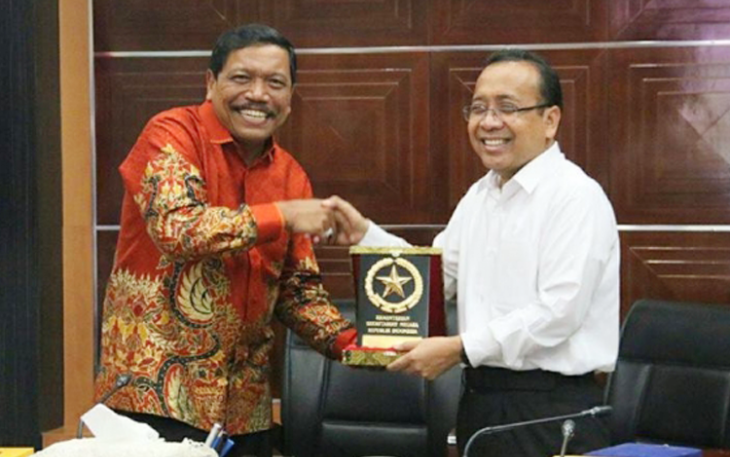 Penyerahan cindera mata, Bupati Bengkulu Utara Ir Mian usai melakukan audensi dengan Mensesneg RI Prof Pratikno untuk mengundang Presiden RI Joko Widodo hadir di Bengkulu Utara