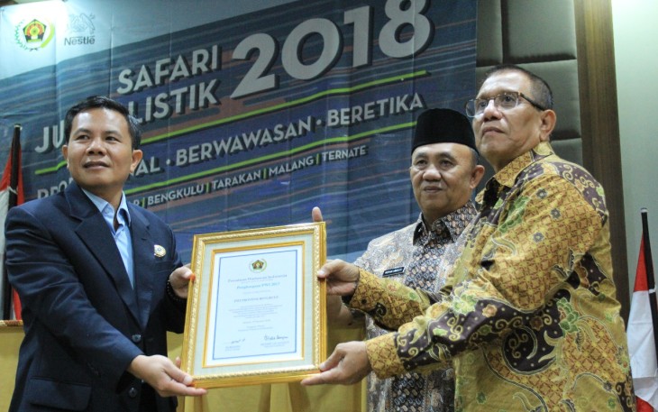 Penyerahan penghargaan pelaksanaan Safari Jurnalistik dari PWI pusat kepada PWI Provinsi Bengkulu.