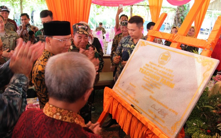 Peresmian Teaching Farm Fakultas Pertanian Unived Bengkulu ditandai dengan penandatanganan prasasti oleh Plt Gubernur Bengkulu Rohidin Mersyah.