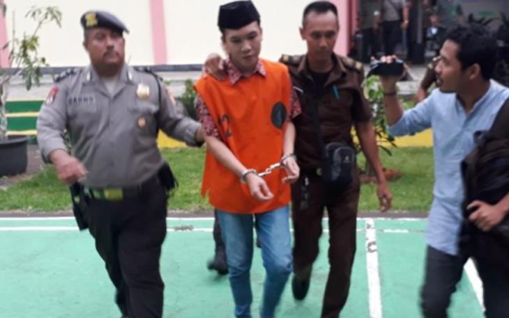 Terdakwa (baju orange) usai menjalani vonis oleh Majelis Hakim di Pengadilan Negeri Argamakmur, Selasa (3/4/2018)