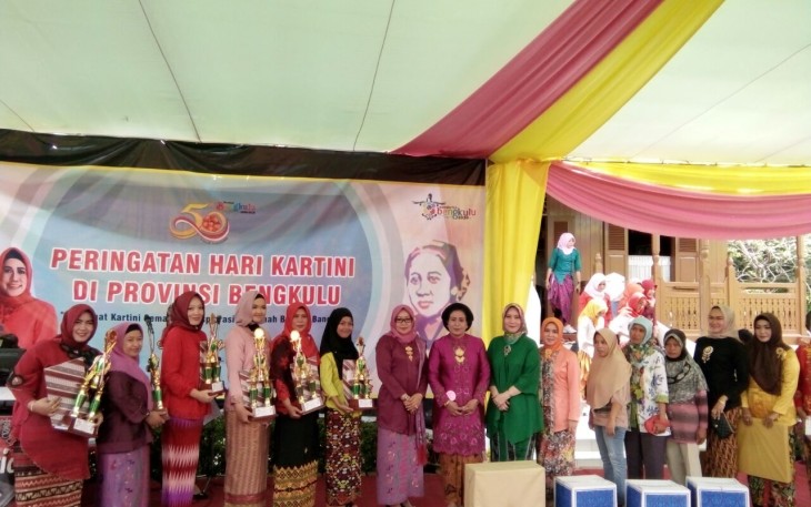 Pembagian Hadiah Kepada Para Pemenang Lomba Kartini 