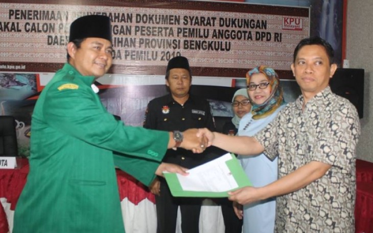 H Abdul Haris Makmun,SH  saat menyerahkan berkas pendaftaran ke KPU Provinsi Bengkulu, Senin (23/04/2018)