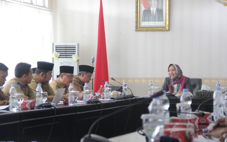 Asisten II bidang Perekonomian dan Pembangunan Yuliswani pimpin rapat Konsultasi Publik tentang Rancangan Perda Pengelolaan Air Tanah di ruang rapat rafflesia, Selasa(156).