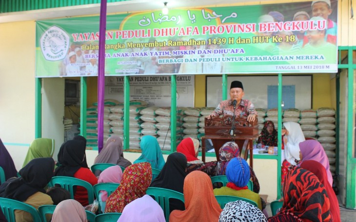 Asisten Pemerintahan dan Kesra Setda Provinsi Bengkulu Hamka Sabri Menghadiri Penyerahan Santunan Kepada Anak Yatim 