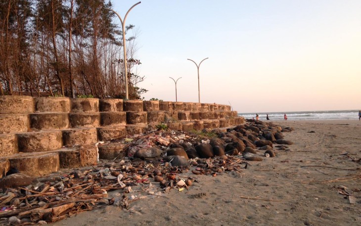 Nampak sampah menumpuk di Pantai Panjang 