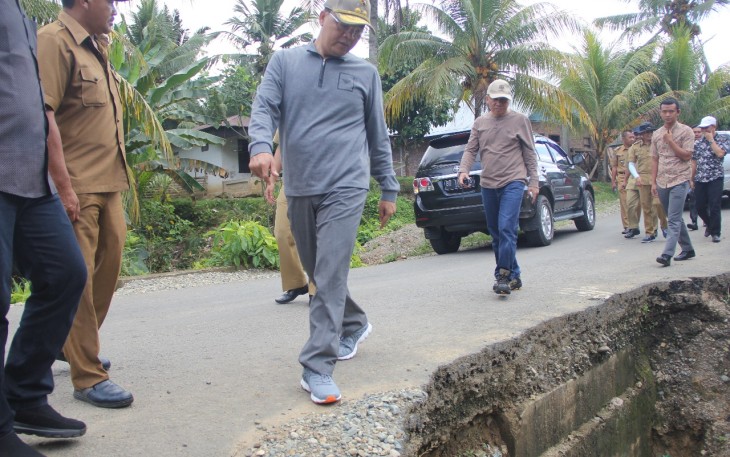 Plt Gubernur saat menininjau Proyek Infrastruktur di Bengkulu Selatan.