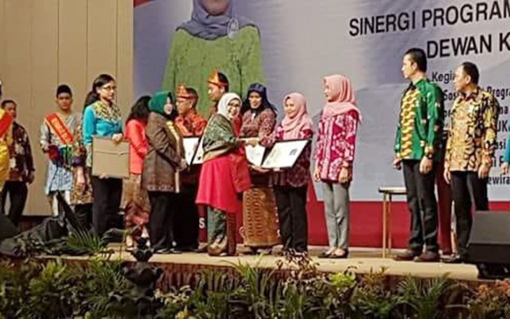 Pemberian Sertifikat HAKI (Hak Cipta) Motif Batik dilakukan langsung oleh Ibu Hj. Musfida Yusuf Kalla di Palembang, Jumat (11/05/2018).
