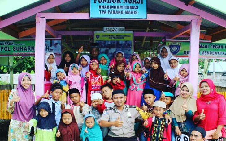 Bripka Suharno SH saat foto bersama di depan Pondok Ngaji yang ia buat. Foto (Tribratanewsbengkulu.com)