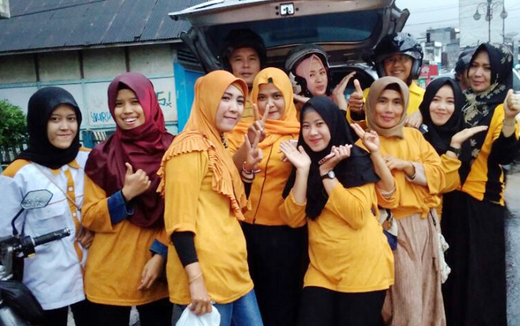 Para Srikandi Hanura saat foto bersama dalam kegiatan bagi-bagi takjil gratis