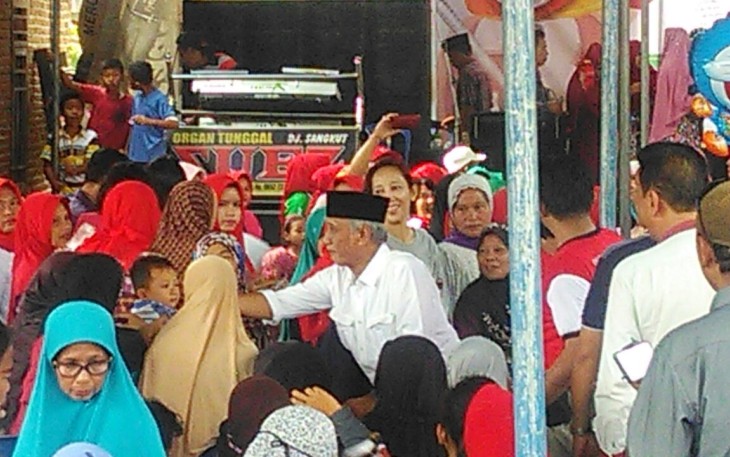 Pendukung Rustam Effendi dan Rizky Aprilia menyambut dan bersalaman langsung saat kampanye dialogis di kelurahan Taba Lestari,(5/5).
