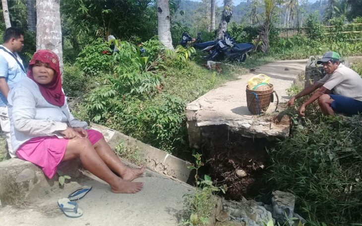 Pasutri saat melintas plat deker runtuh