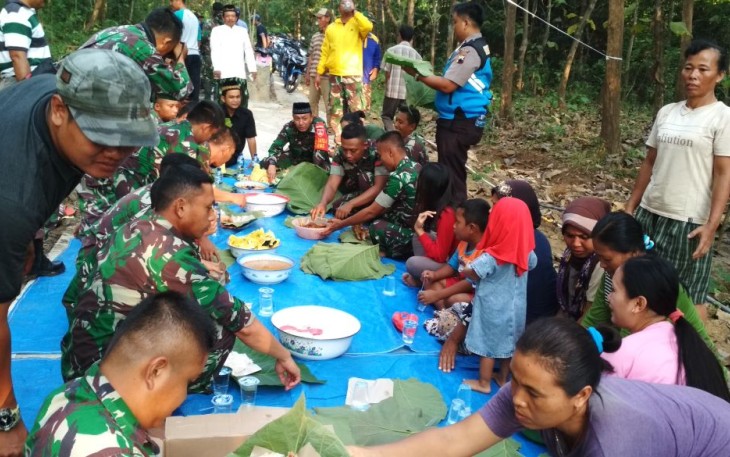 Kepala Desa Godo Suwondo tasyakuran bersama warganya dan Satgas TMMD Kodim Pati