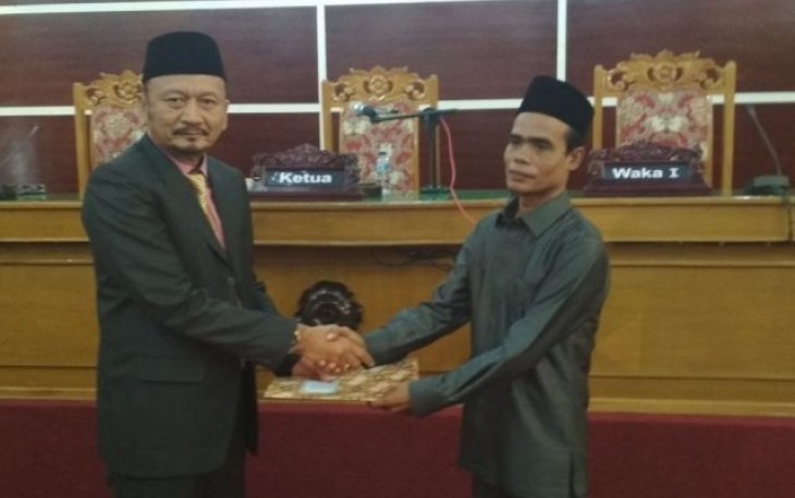 Penyerahan LKPJ Yang Diserahkan Oleh Waka II DPRD Kepada Sekda Kota Bengkulu