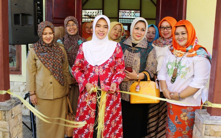 Peresmian Pasar Murah ditandai dengan Pemotongan Pita oleh Ketua Dewan Pembina BKOW Provinsi Bengkulu Derta Wahyulin Rohidin.