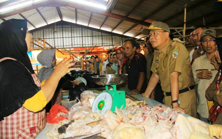 Plt Gubernur mendengarkan keluh kesah pedagang terkait sepinya pembeli di auning pasar, karena para pedagang memilih untuk membuka lapak di area luar.