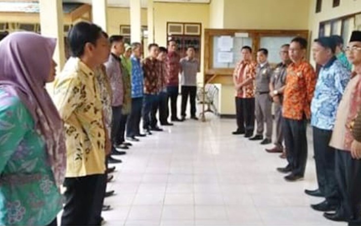 Sekretaris Daerah Kabupaten Kaur Nandar Munadi ditemani Kepala Inspektorat, Kepala BKD, Kasatpol PP dan Asisten III saat melakukan sidak