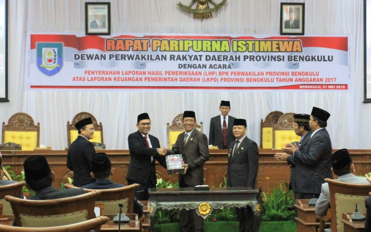 Penandatangan penyerahan LHP BPK Perwakilan Bengkulu terhadap LKPD Provinsi Bengkulu TA 2017.