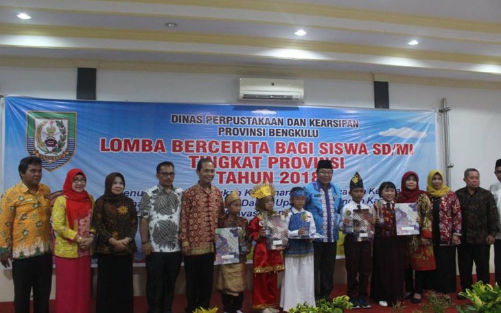 Kepala Dinas Perpustakaan Daerah Dan Kearsipan Provinsi Bengkulu Atisar Sulaiman dan Pemenang Lomba Baca 
