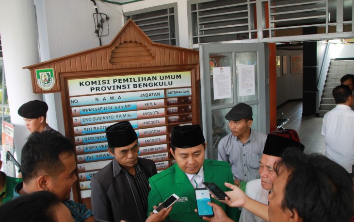 Bakal calon Dewan Perwakilan Daerah (DPD) Daerah Pemilihan Provinsi Bengkulu Abdul Kharis Makmun resmi mendaftar ke Komisi Pemilihan Umum (KPU) Provinsi Bengkulu pada Senin (9/7/2018).
