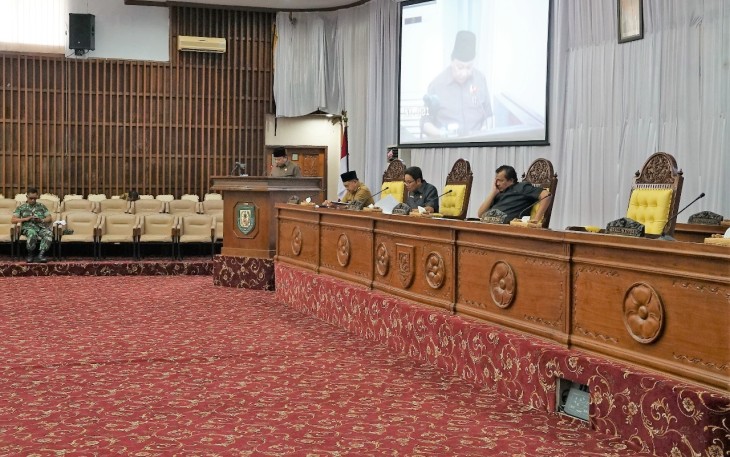 Mewakili pemerintah Provinsi Bengkulu, Kepala Biro Administrasi Perekonomian dan SDA Setda Provinsi Bengkulu Anzori Tawakal menghadiri rapat Paripurna DPRD Provinsi Bengkulu.