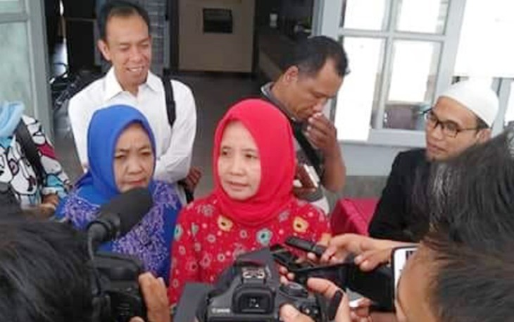 Emelia Puspita atau yang akrab disapa Ita Jamil usai menyerahkan berkas pendaftaran ke KPU Provinsi Bengkulu, Rabu (11/7/2018)
