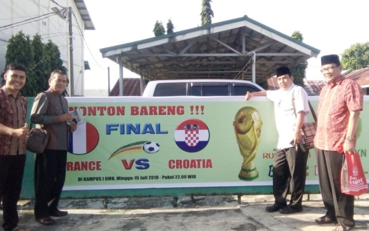 Rektor UMB Dr Ahmad Dasan (baju putih) nampak berfoto didepan spanduk nobar piala dunia 2018 SPORT