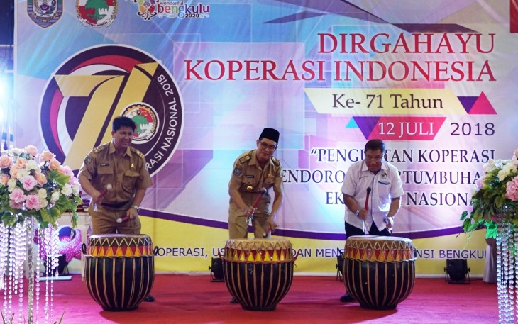 Asisten III Setda Provinsi Bengkulu Gotri Suyanto saat membuka Gelar Bazar Produk Koperasi UKM.