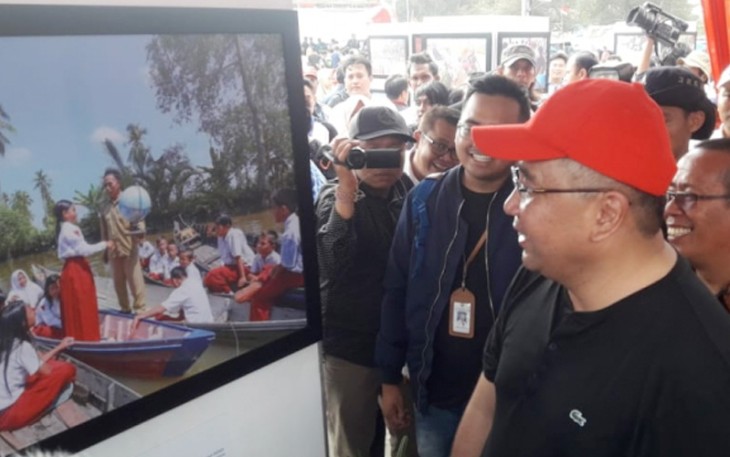Mentri Desa Pembangunan Desa Tertinggal dan Transmigrasi Eko Putro Sandjojo dalam mengisi kegiatannya di Bumi Raflesia Provinsi Bengkulu, Jum'at (17/8/18) memantau pameran foto di Sport Center Pantai Panjang Kota Bengkulu
