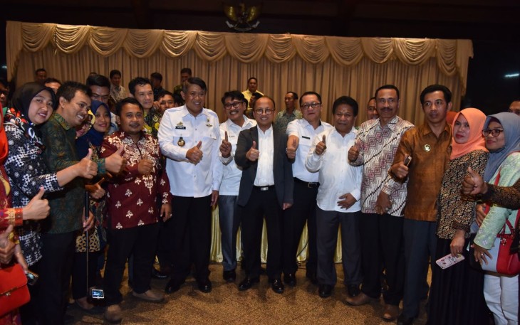 Sekjen Kementerian Desa, Pembangunan Daerah Tertinggal, dan Transmigrasi (Kemendes PDTT) Anwar Sanusi saat menerima kedatangan sekitar 90 kepala desa dan perangkat desa asal Bulukumba, Sulawesi Selatan yang didampingi oleh Bupati Bulukumba di Kantor Kemendes PDTT, Jakarta, Rabu (8/8).