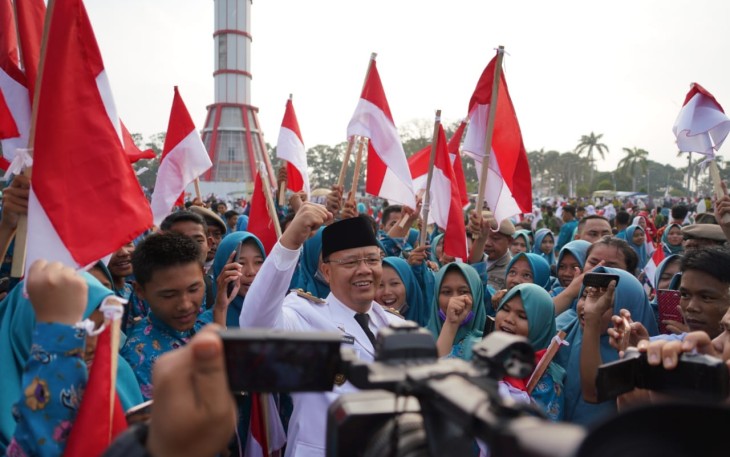 Plt Gubernur bersama peserta kirab bendera di View Tower Kota Bengkulu